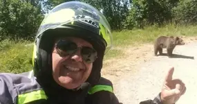 Турист-байкер сфоткался с медведем, после чего дикий зверь его съел.webp